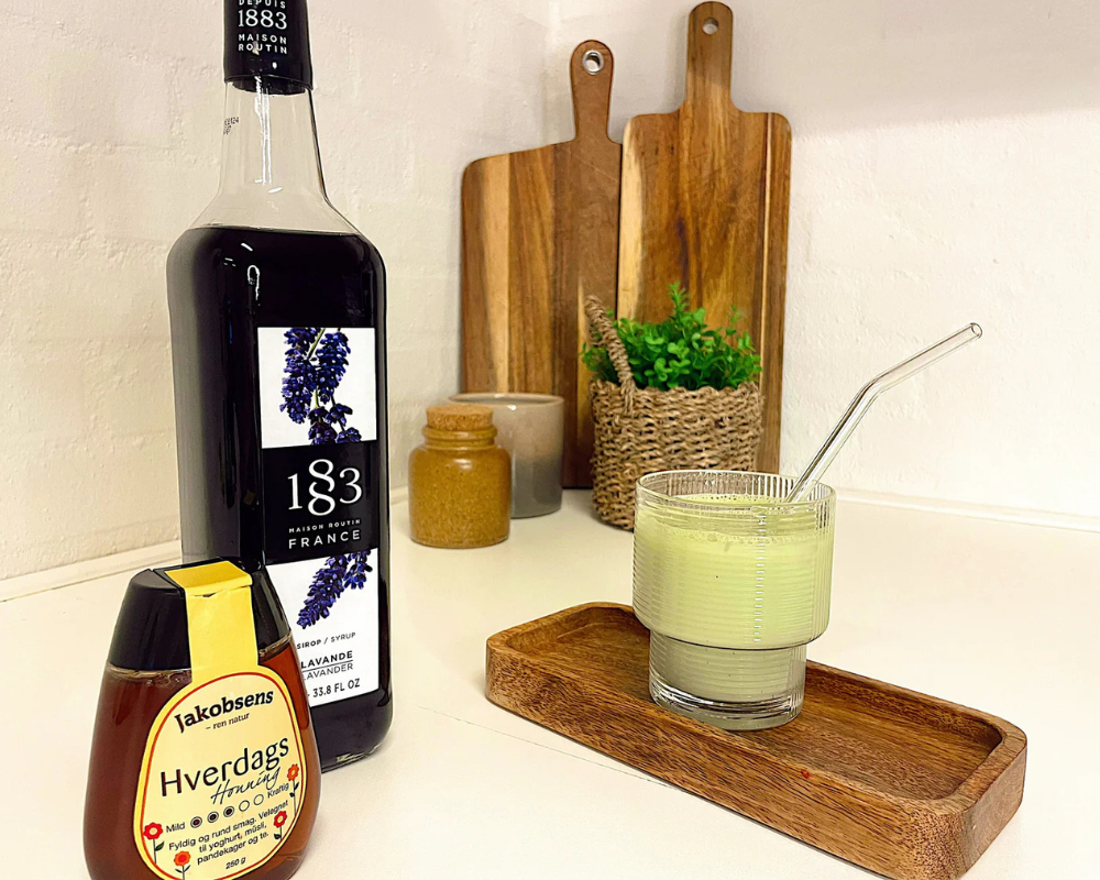 Lavender Honey Iced Matcha – Runollinen, kukkainen ja lumoava