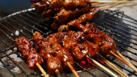 Kesän grillisuosikki: BBQ-marinoidut kanavartaat ja maissintähkät